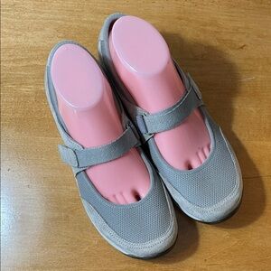 Dansko Hennie Light Gray Mary Jane Flats with Adjustable Strap. Size 39